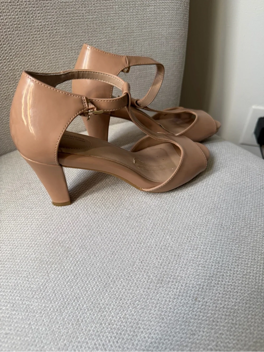 Giani Bernini Beige Patent T-Strap flared heel Dress Sandals
